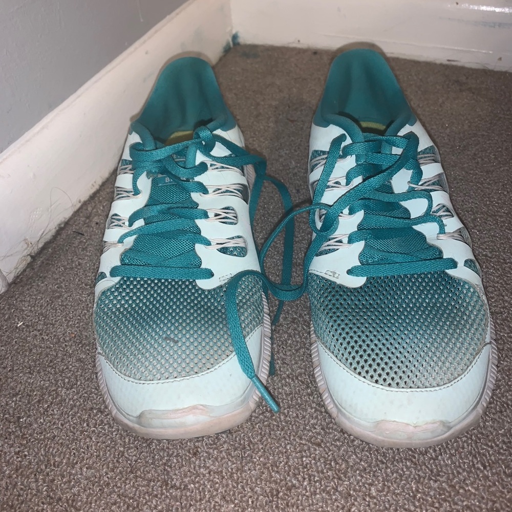 Nike Free 5.0 tennis shoes